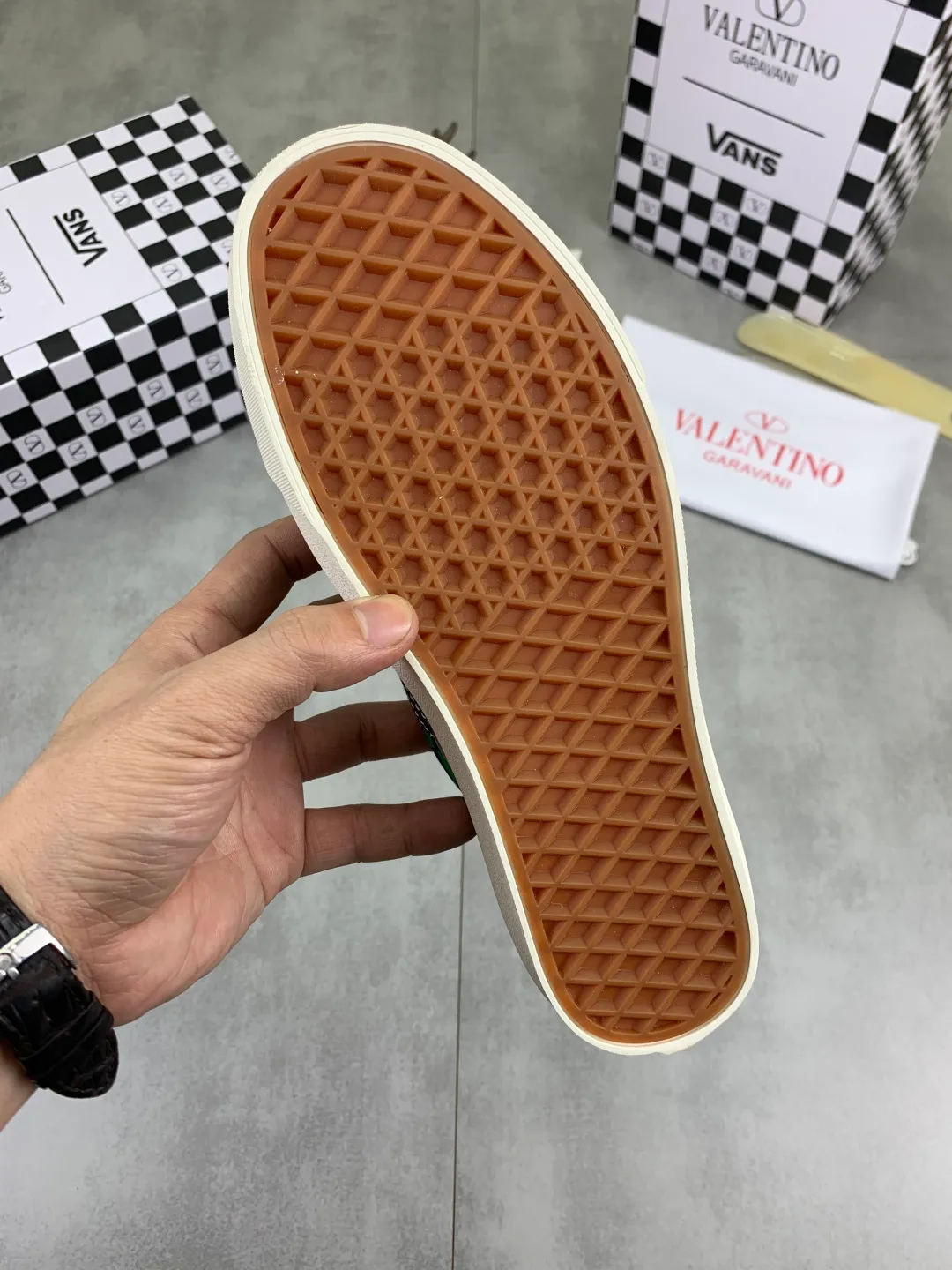 Men's shoes 💰P460 New Valentino❌Wans co-branded Valentino and Vans release new co-branded sneakers, integrating Valentino's Italian high-definition aesthetics and Vans's free and authentic spirit, giving classic shoes a personality that spans the ages. Many stars - Jolin Tsai. Yang Zi. Liu Wen. Ma Baiquan. Choi Soobin. freen. Song Zuer. JJ Lin. zel. Cecilia Cheung. shark. Xin Yunlai...Same style. Female model: 35-42 (41.42 is custom-made and non-refundable) Men's model: 39-46 (45.46 is custom-made and non-refundable)